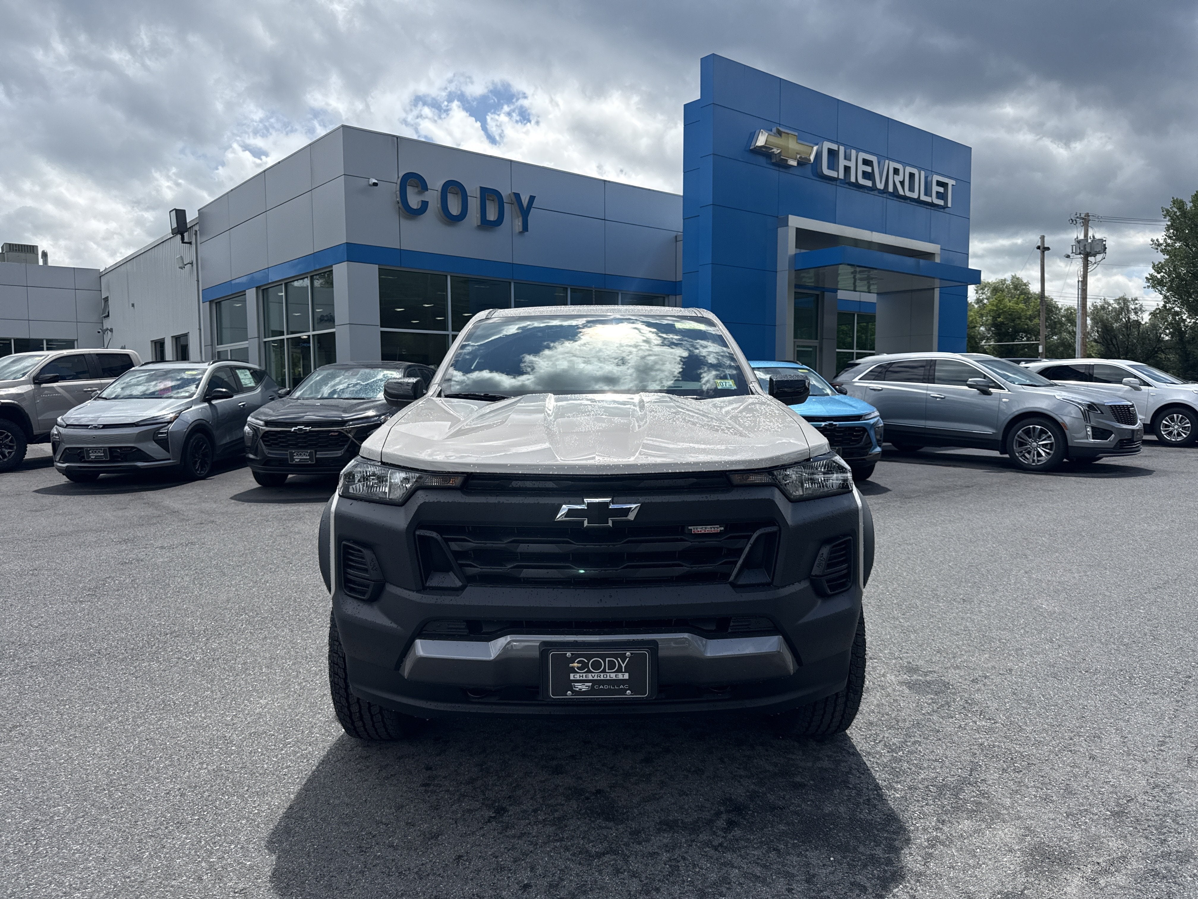 2026 Chevrolet Colorado Trail Boss in White Sands — front three-quarter view