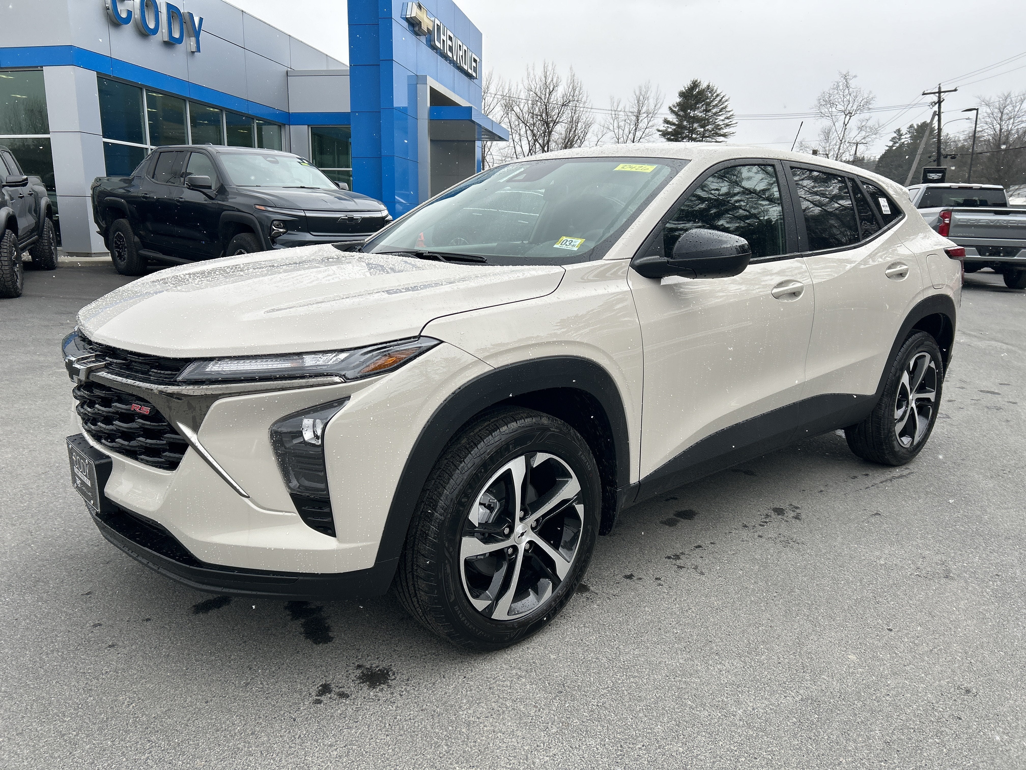 2026 Chevrolet Trax 1RS in White Sands — front three-quarter view