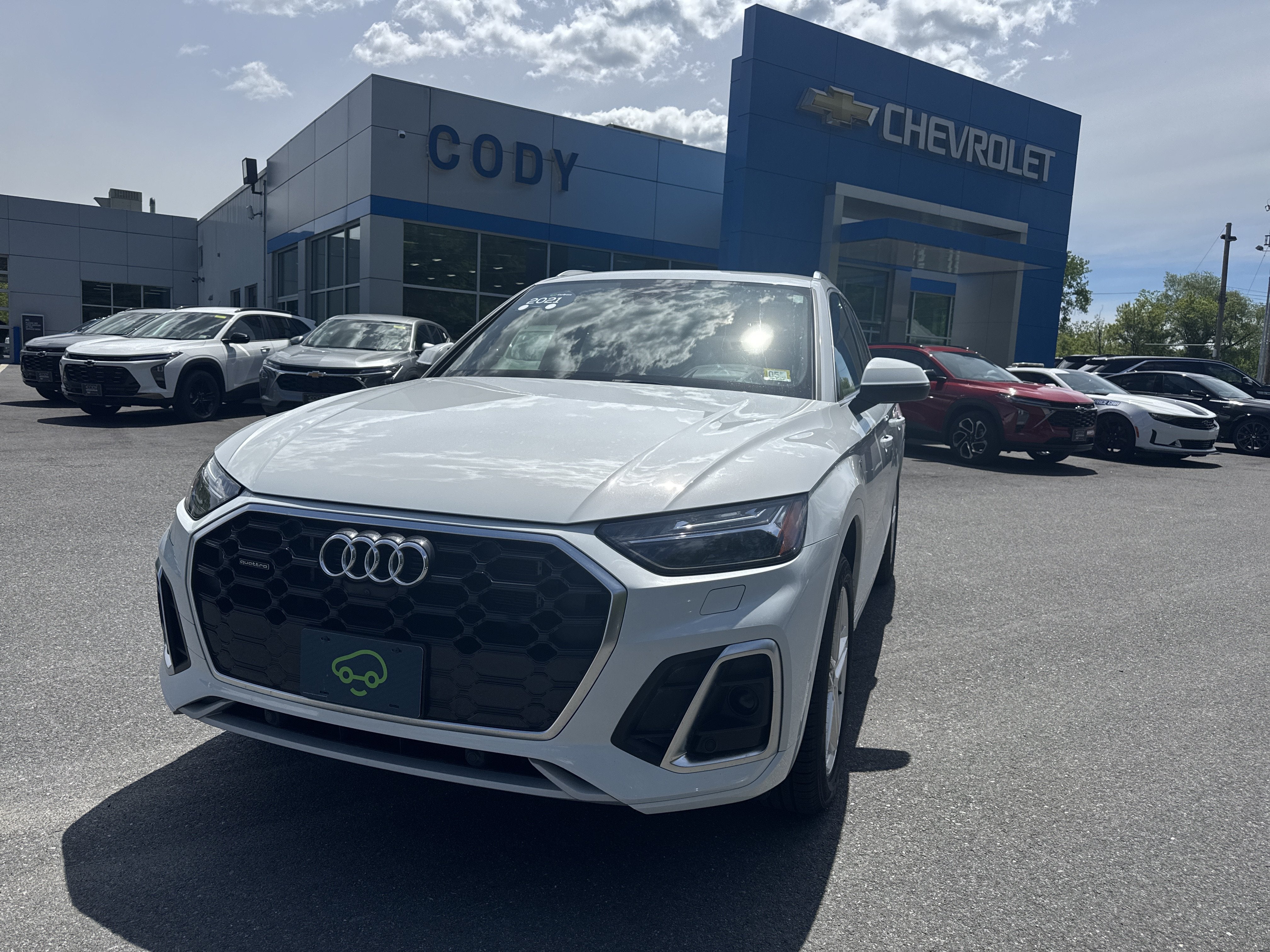 2021 Audi Q5 Prestige 55 TFSI e quattro S tronic in White — front three-quarter view